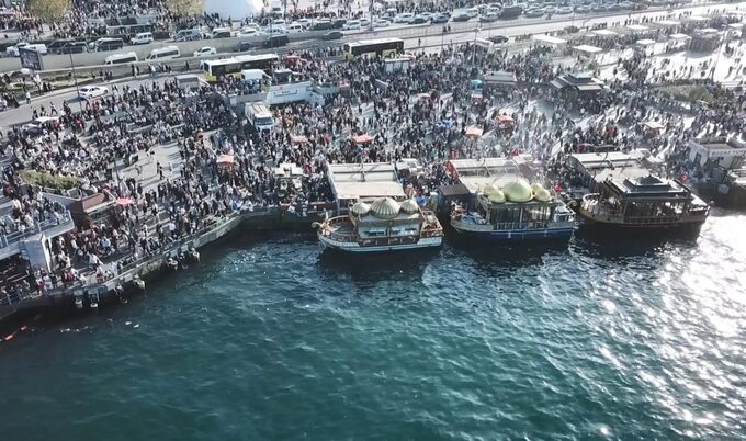 istanbul-eminonunde-bayram-yogunlugu.jpg